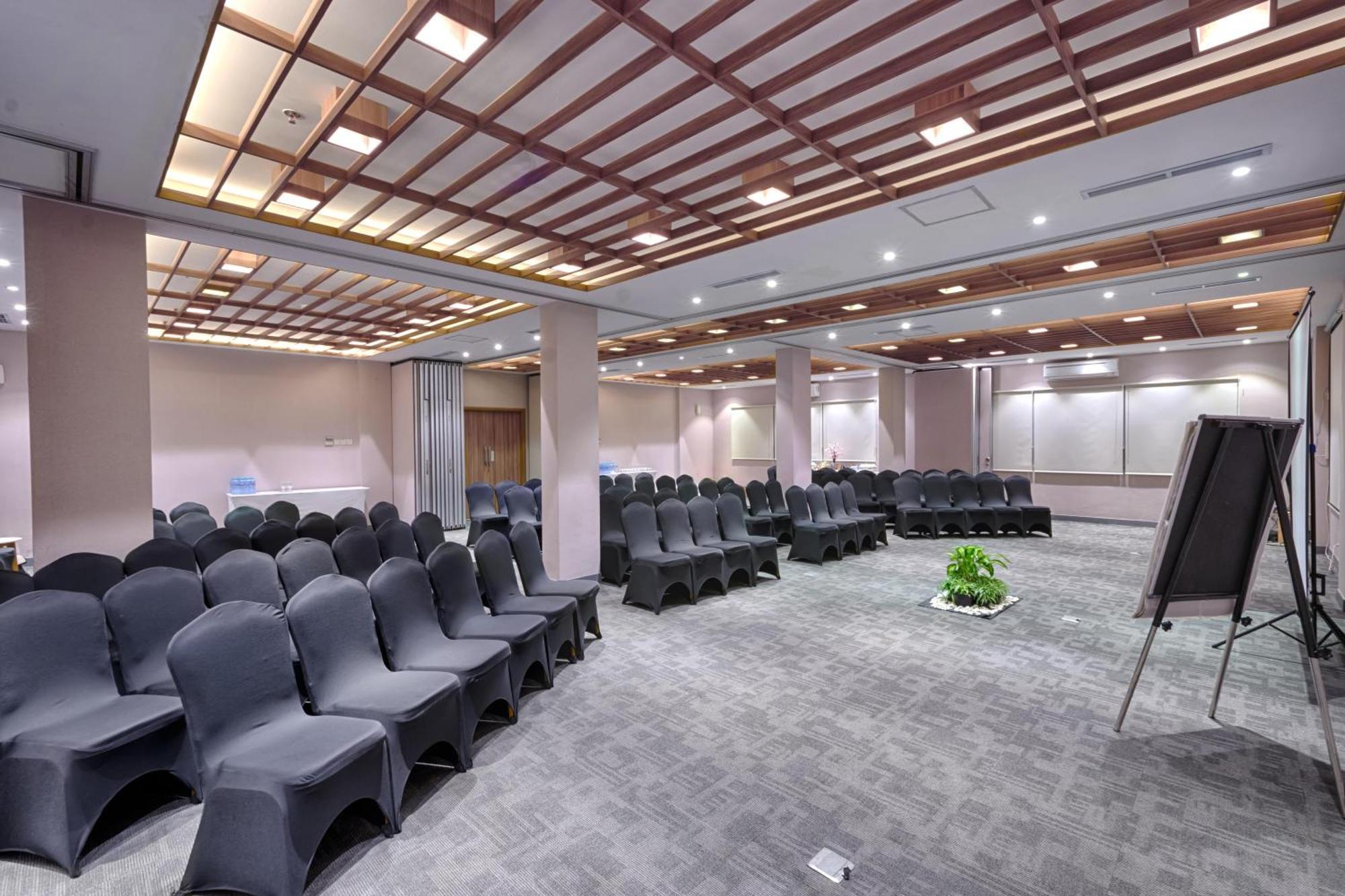 Kuretakeso Kemang Hotel Jakarta Exterior photo